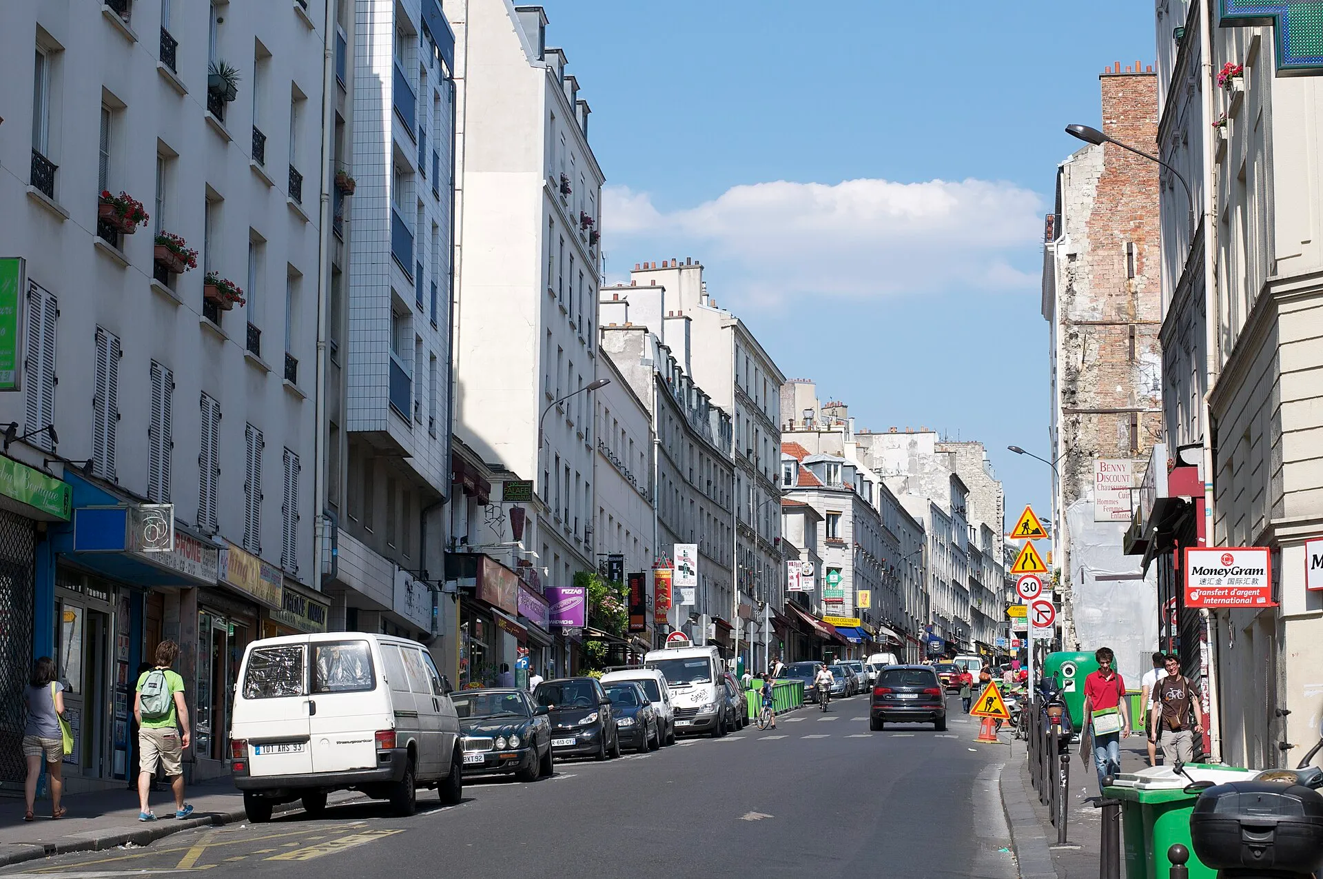 Perspective sur la rue de Belleville dans le nord-est parisien